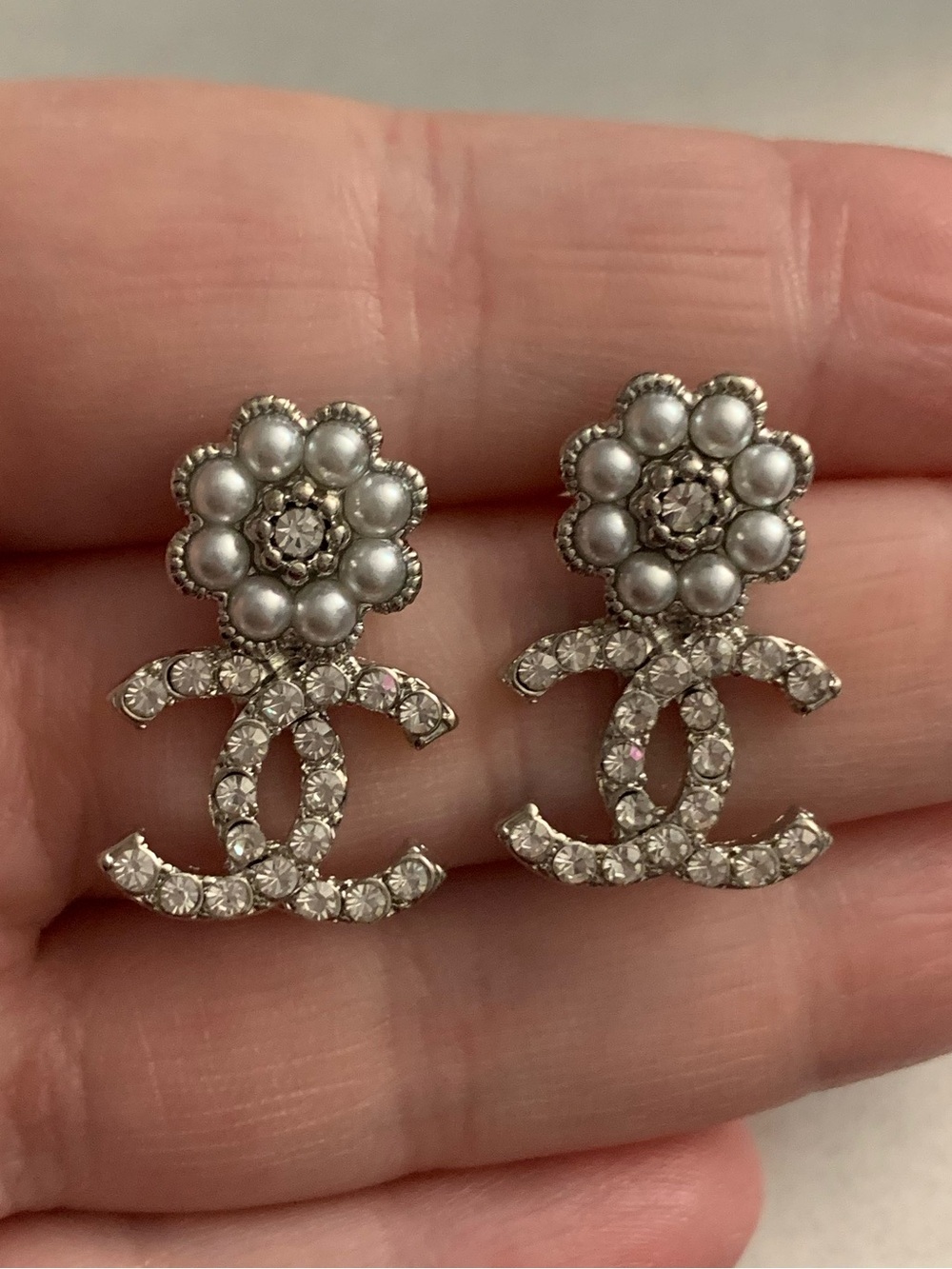 Brand New !! Silver-Tone Pearl Flower CC Drop Earrings